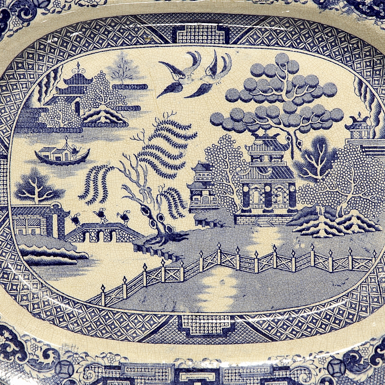 两只蓝色柳树纹“石质瓷器”托盘，19世纪