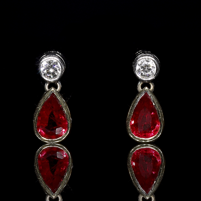 Conjunto de collar y pendientes en oro de 18k con rubíes y brillantes