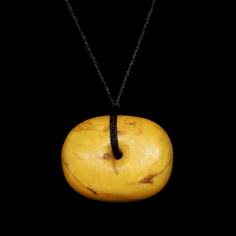 Circular amber bead, Tibet, Qing dynasty