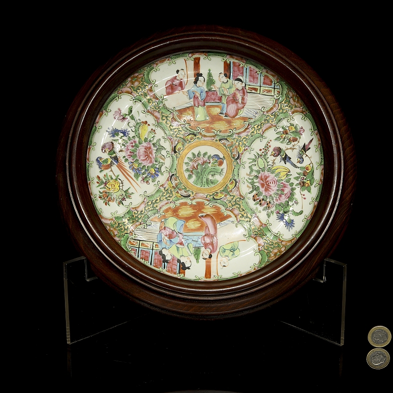 Cantonese porcelain dish with wooden frame, 20th century - 8