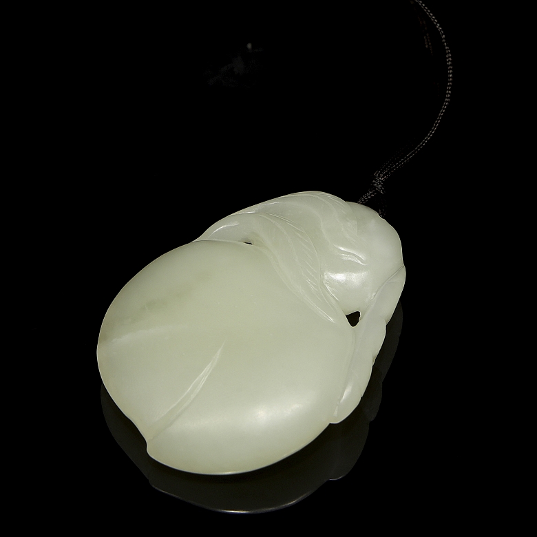 Jade pendant ‘Peach’, Qing dynasty
