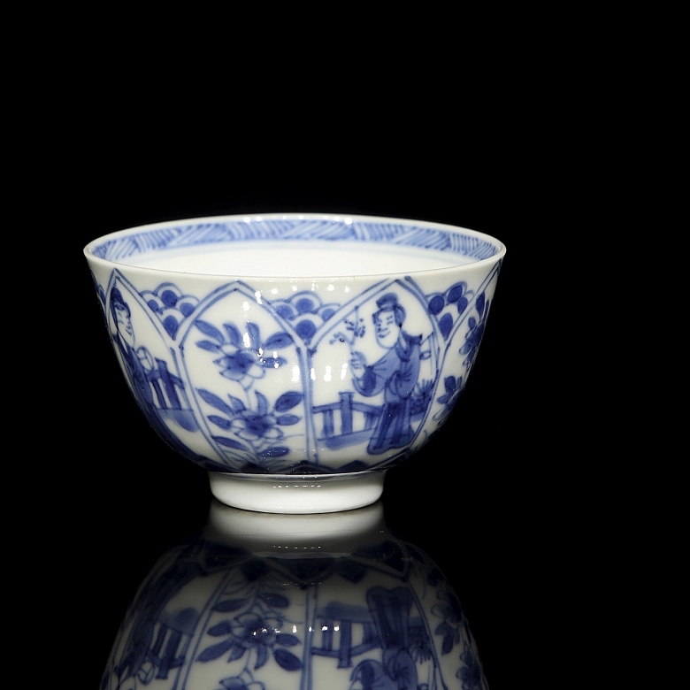 Taza de porcelana con vidriado azul y blanco
