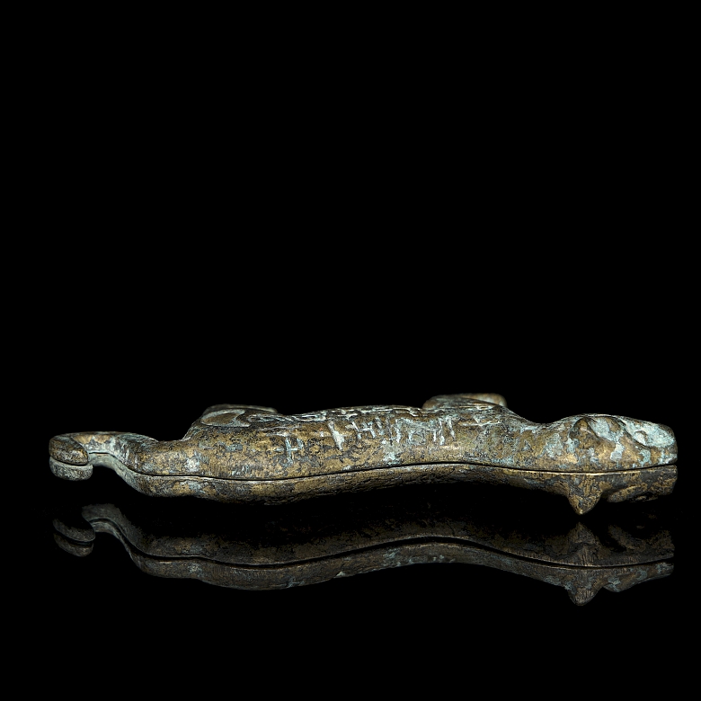 Pequeña caja de bronce