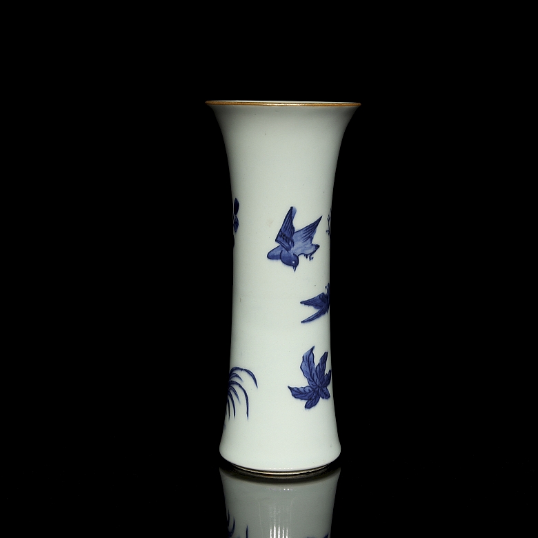 Blue and white porcelain vase ‘Landscape with birds’, Qing dynasty - 1