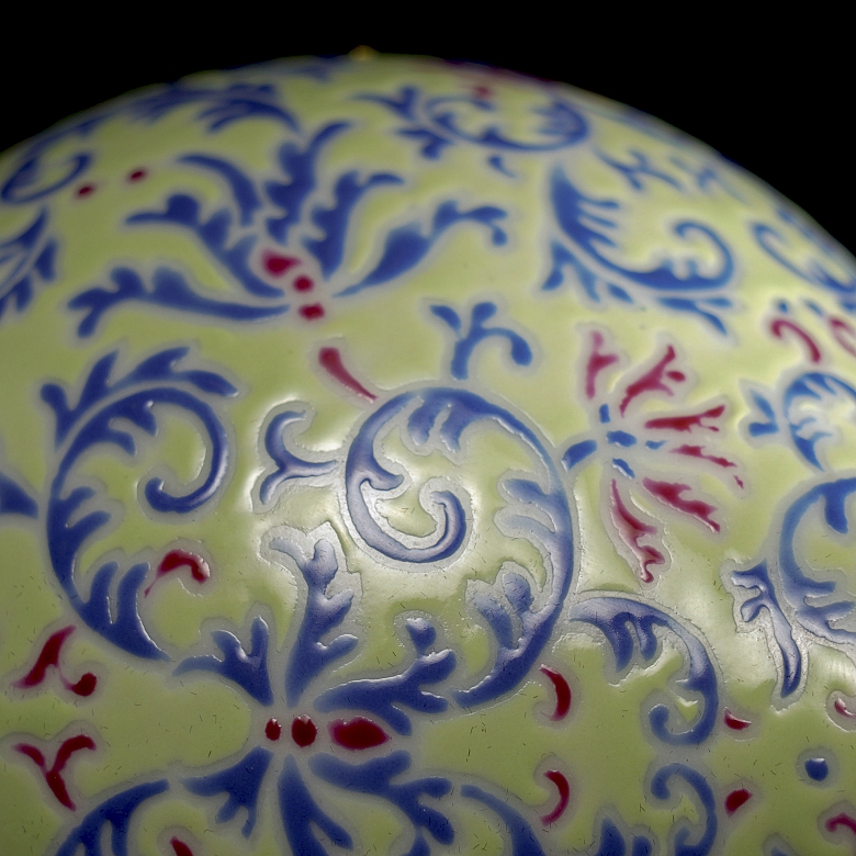 Jarrón de porcelana con esmalte familia rosa 