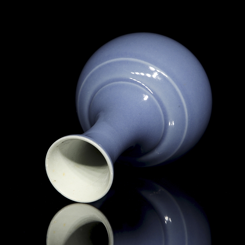 Jarrón de porcelana con vidriado azul lavanda, s.XX