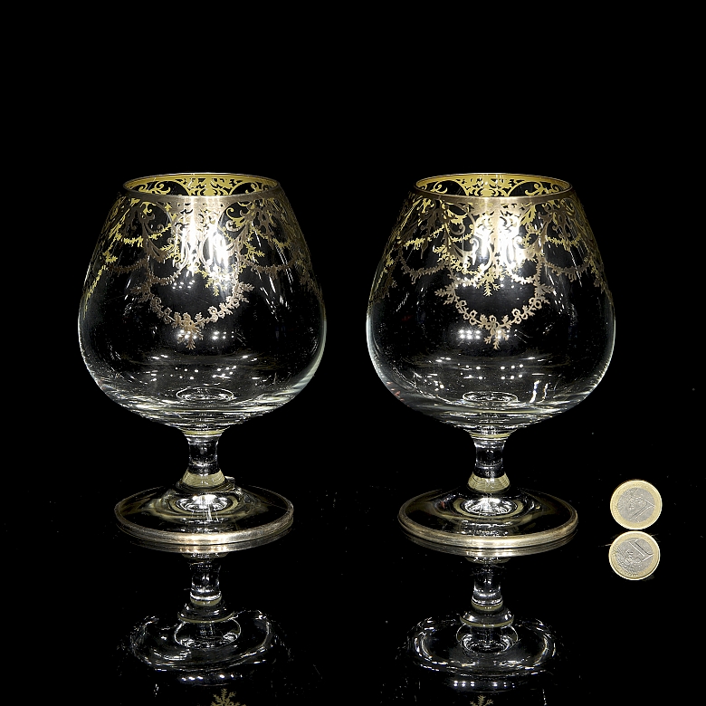 两只饰有金丝细工的干邑酒杯，20世纪