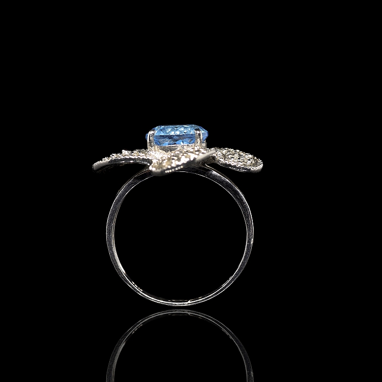Anillo en oro blanco de 18 kt con topacio y diamantes
