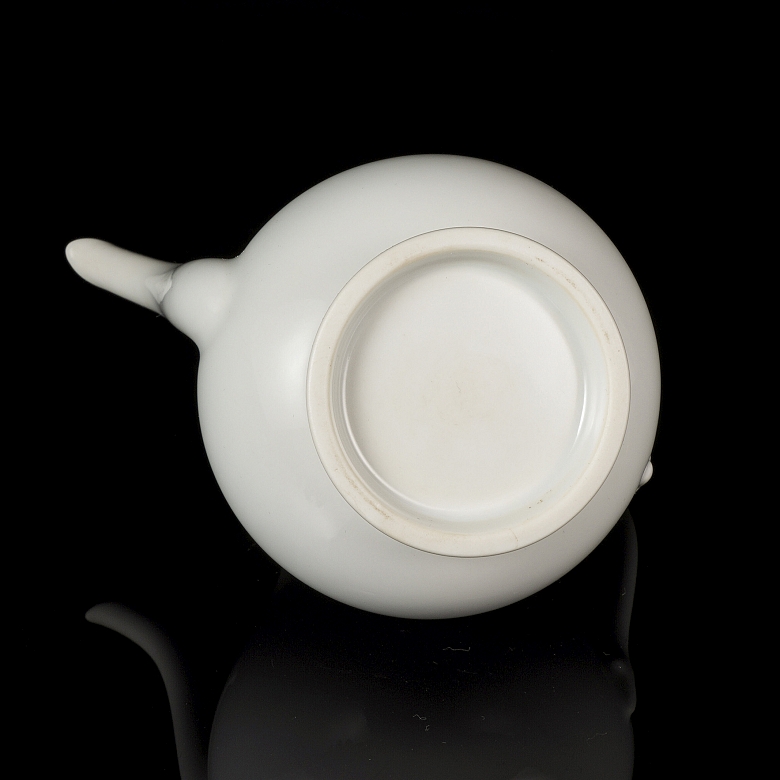 Porcelain teapot with white glaze, Qing dynasty