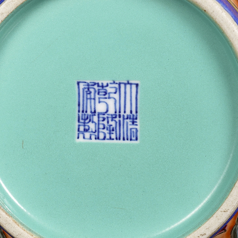 Porcelain vase with Yangcai enamel “Flowers,” with Qianlong seal