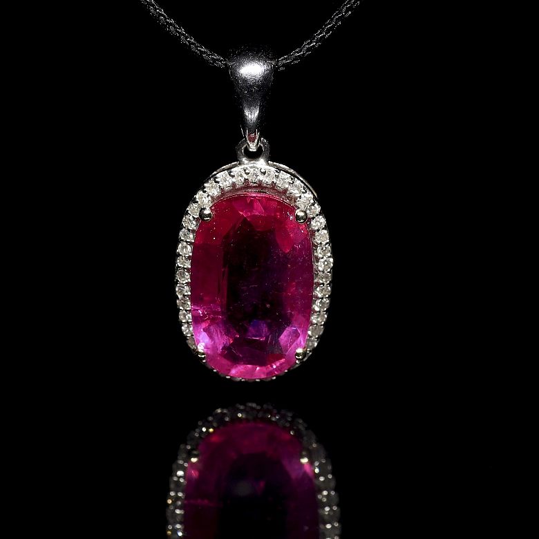 Colgante en oro blanco de 18k con rubí y diamantes