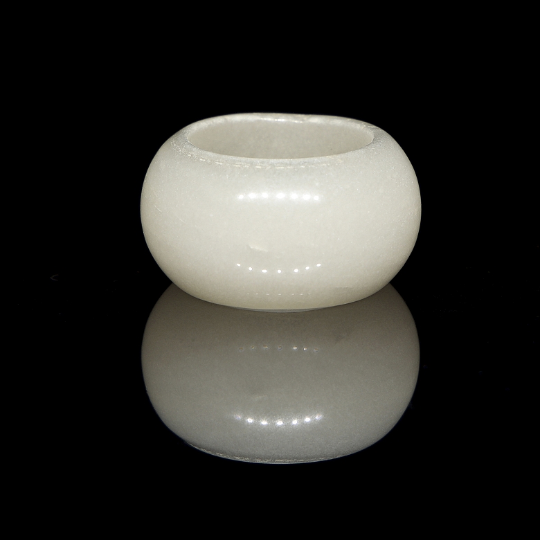 Anillo tallado en jade blanco, s.XX