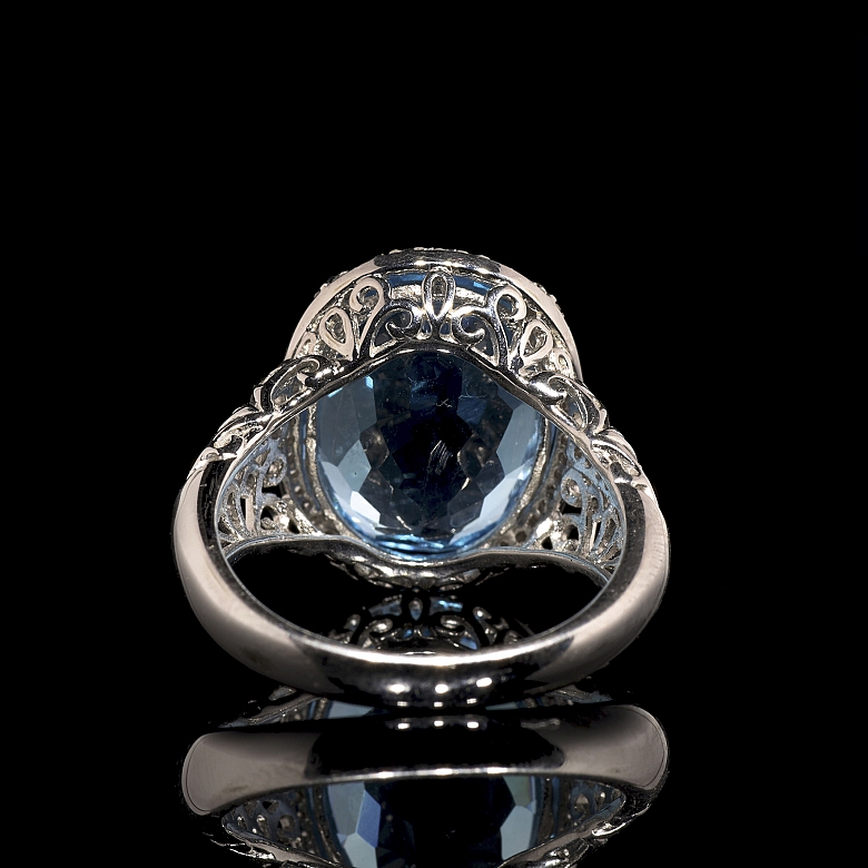 Anillo con topacio y diamantes en oro blanco de 18 kt - 4