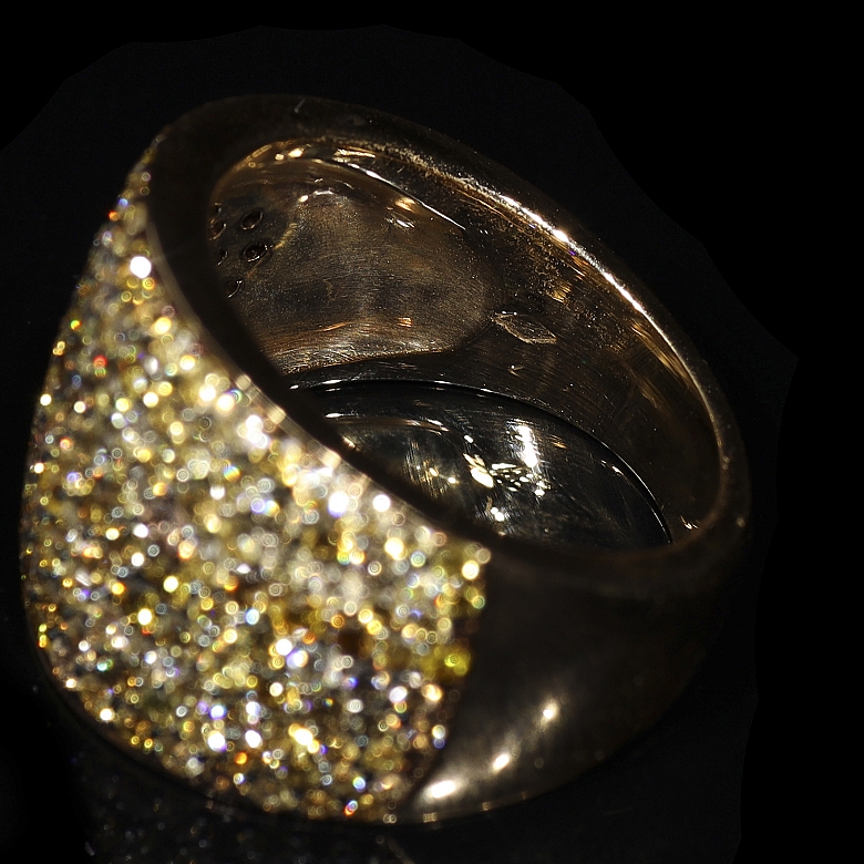 Sortija de oro rosa de 18K con pavé de diamantes Fancy Yellow