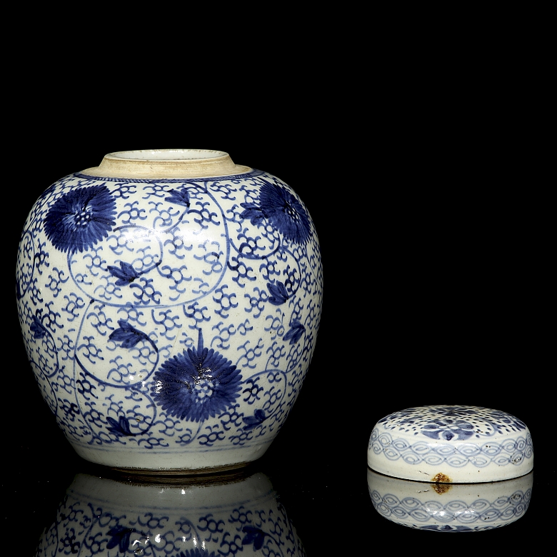 Blue and white glazed porcelain Tibor ‘Chrysanthemums’, 20th century - 2