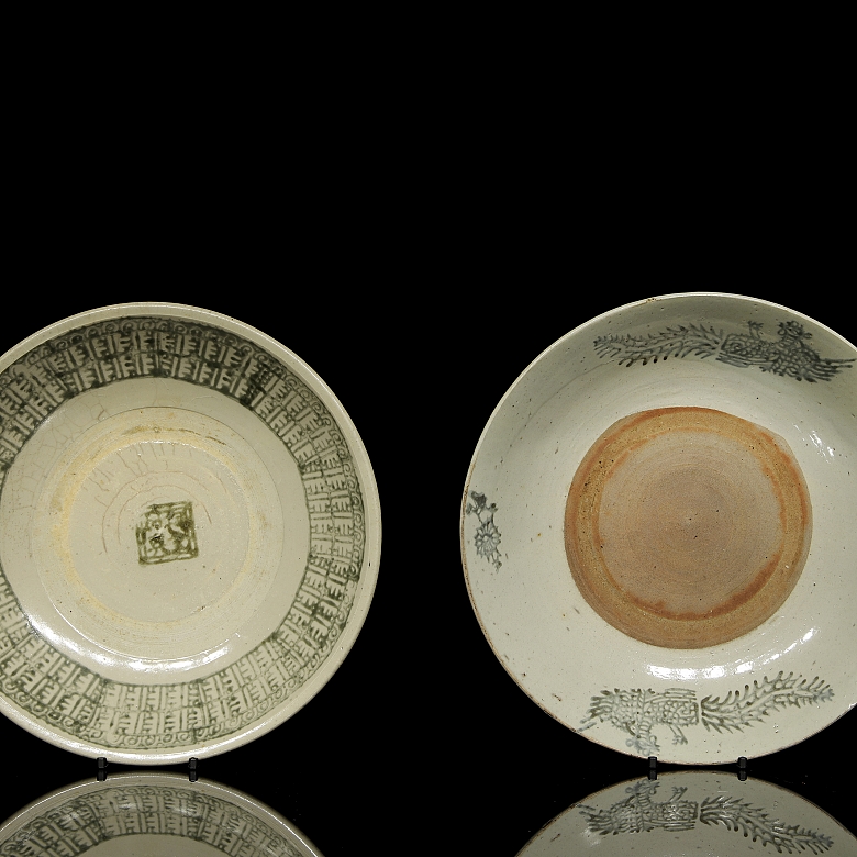 Dos grandes platos de cerámica esmaltada