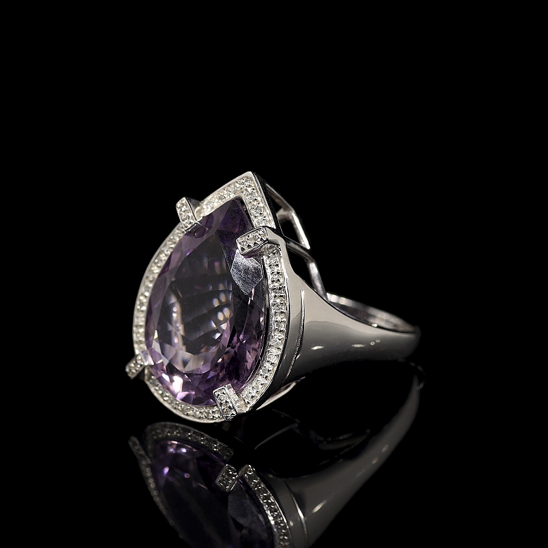 Anillo en oro blanco de 18 kt con una amatista y diamantes