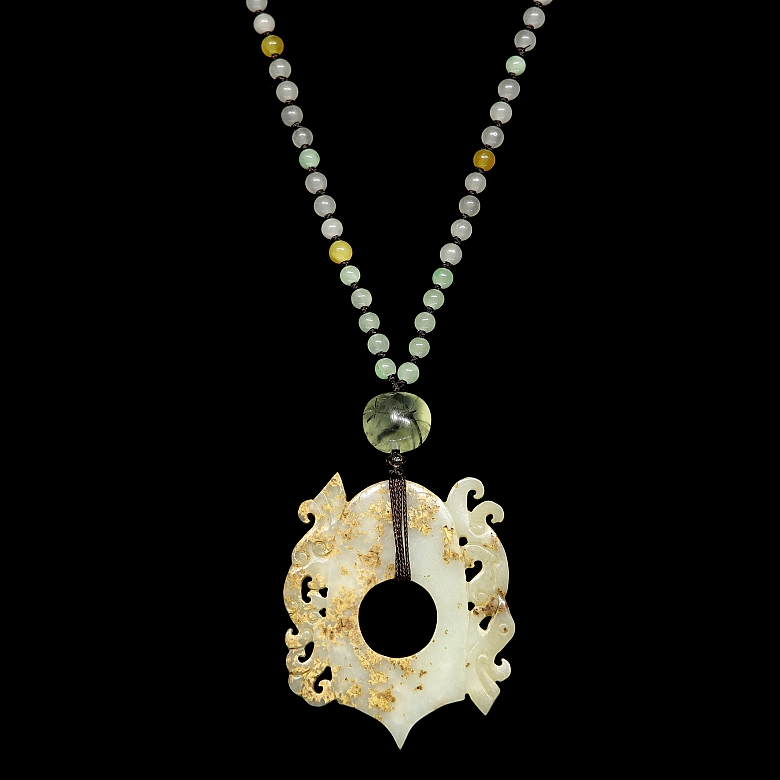 Collar con colgante de jade tallado y cuentas de colores, s.XX