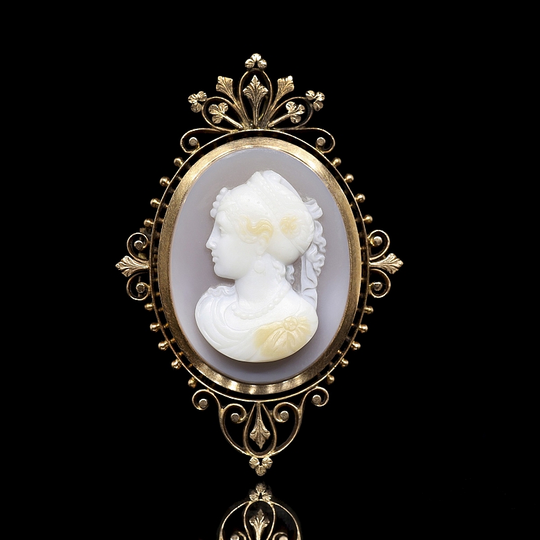Broche de oro amarillo de 14 k con camafeo