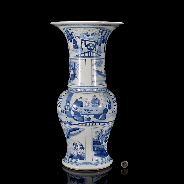 Jarrón azul y blanco en forma de ventana con patrones de figuras.  dinastía Qing