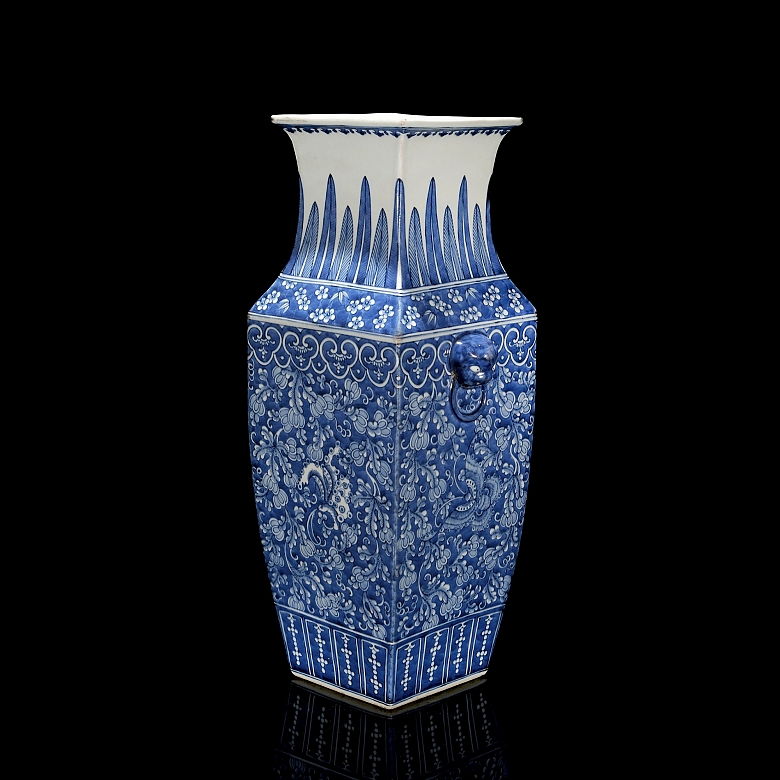 Blue and white porcelain fangpin vase, ‘Flowers’, Qing dynasty