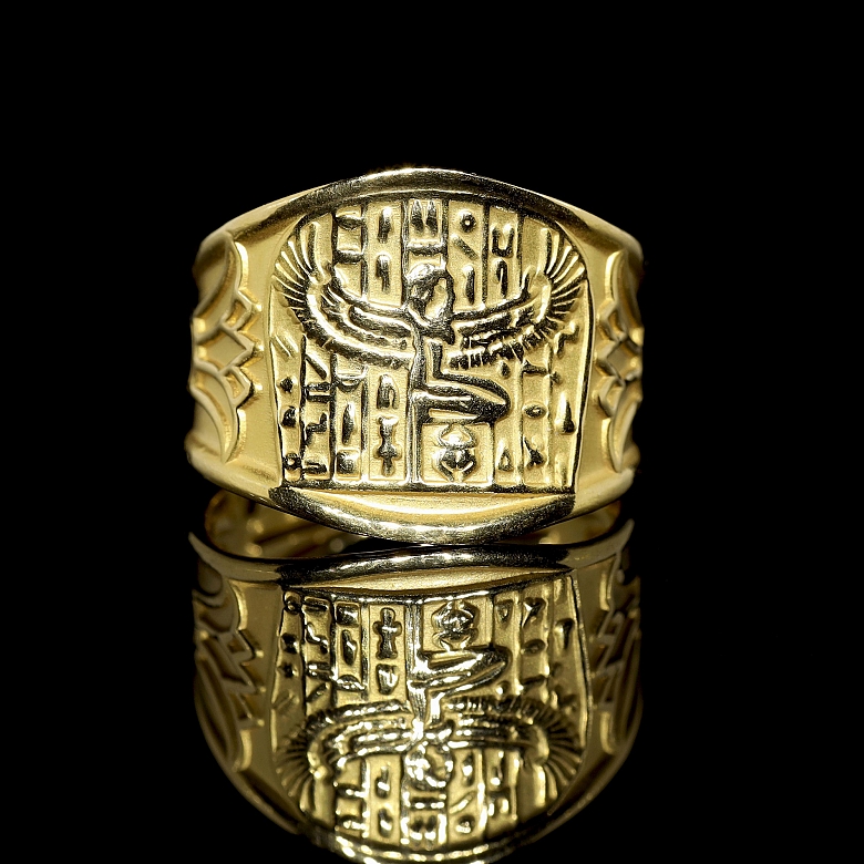 Anillo de oro amarillo de 18k con relieves egipcios