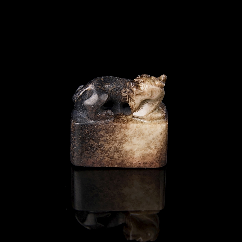 Two-coloured carved jade seal ‘Beast’, Ming dynasty