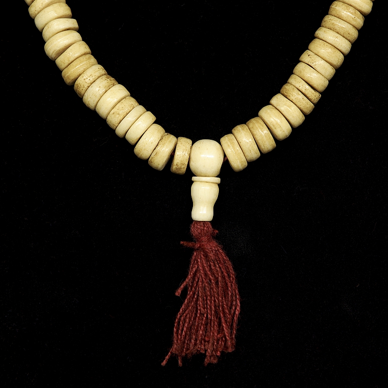 Collar mala de ciento diez cuentas de hueso tallado, s.XX