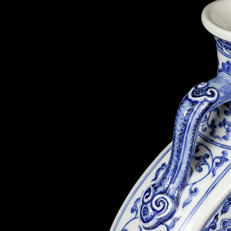 Blue and white porcelain ‘Bianhu’ vase, with Qianglong mark
