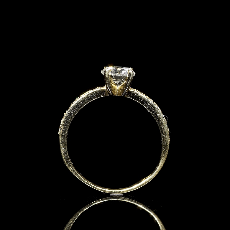 Anillo solitario de oro amarillo con diamantes, 0,91ct certificado GCI