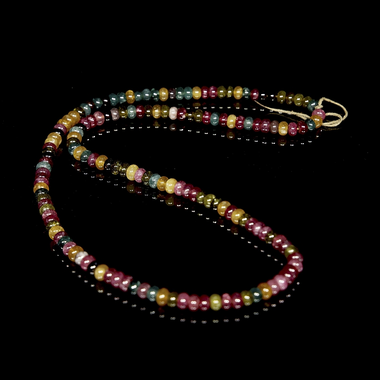 Collar con cuentas de gemas de colores