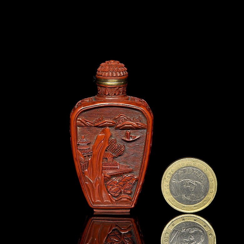Botella de rapé tallada en madera lacada 