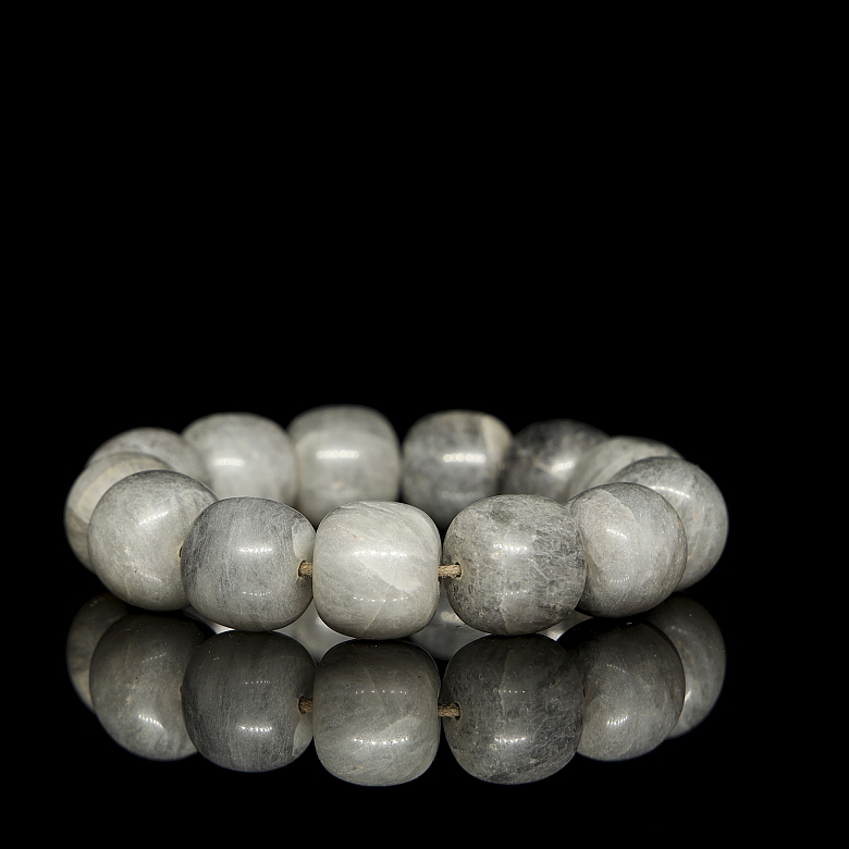 Bracelet with thirteen greyish jade beads, 20th century