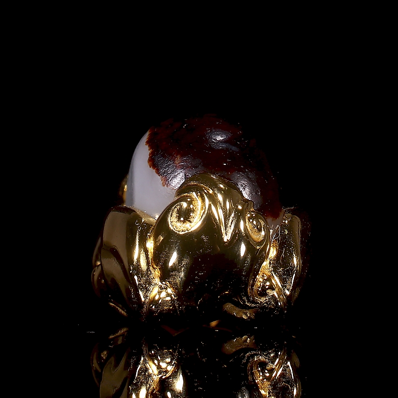 Colgante de jade blanco con montura de metal dorado, dinastía Qing