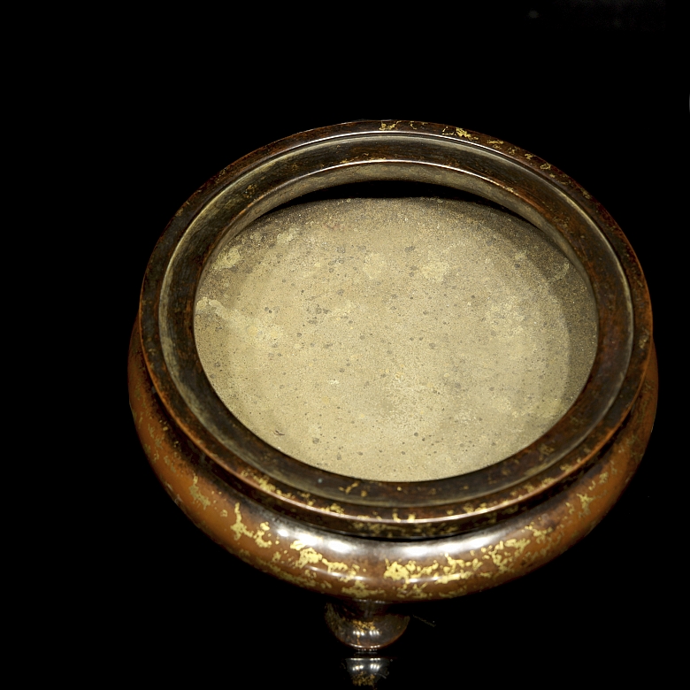 Extraordinario incensario de bronce con salpicaduras de oro, dinastía Ming