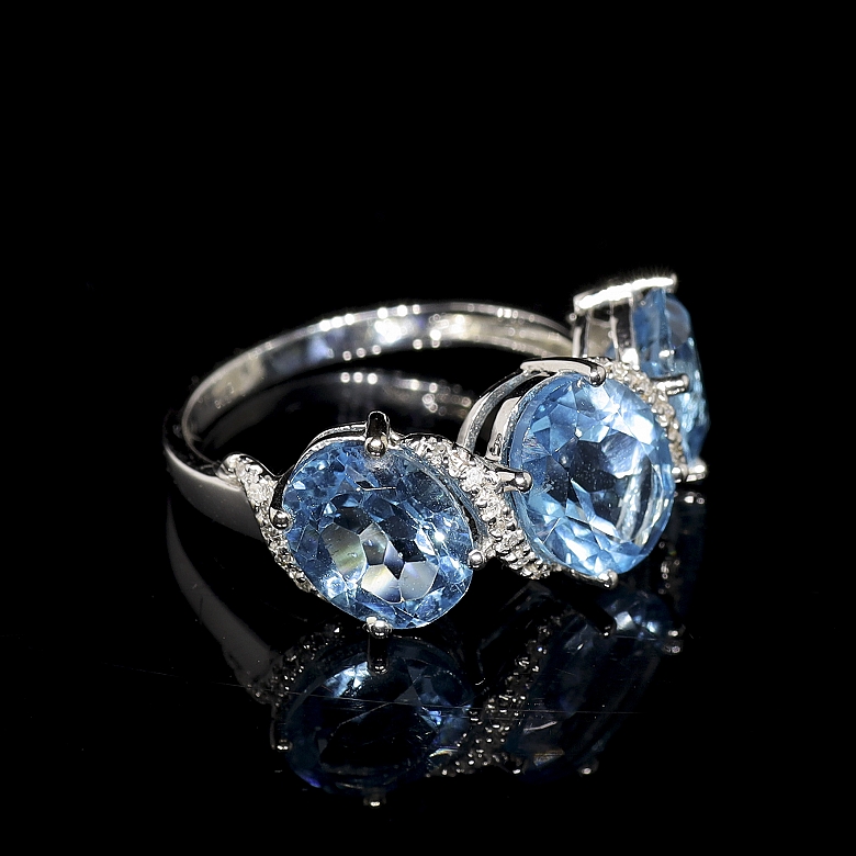 Conjunto de anillo y pendientes en oro blanco de 18K con topacios