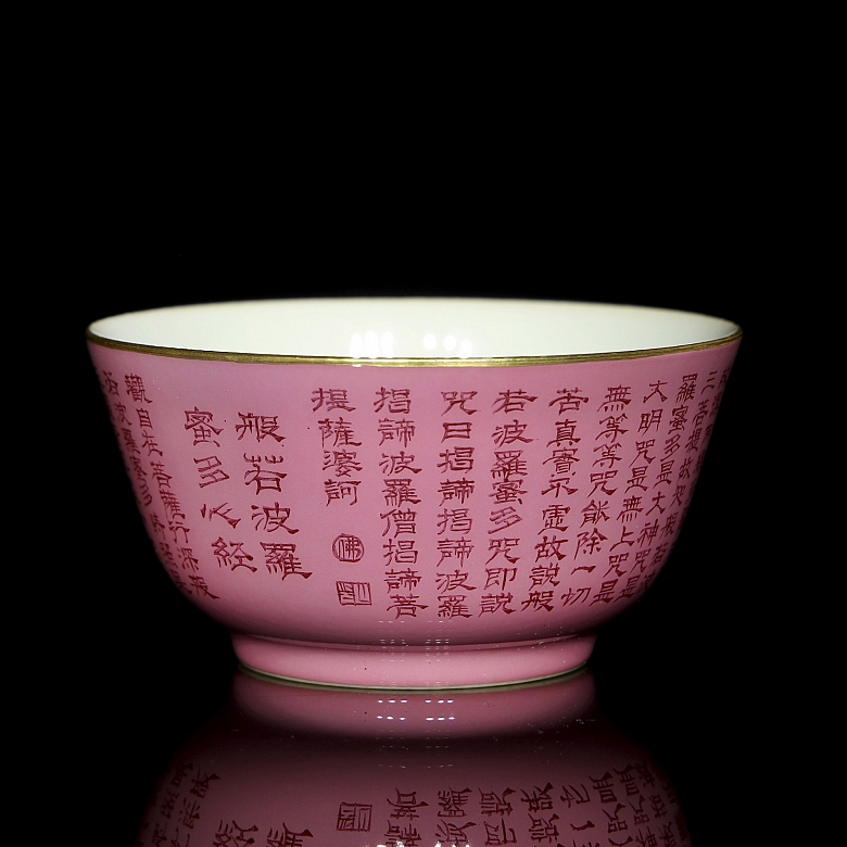 Taza de porcelana con esmalte rosa 