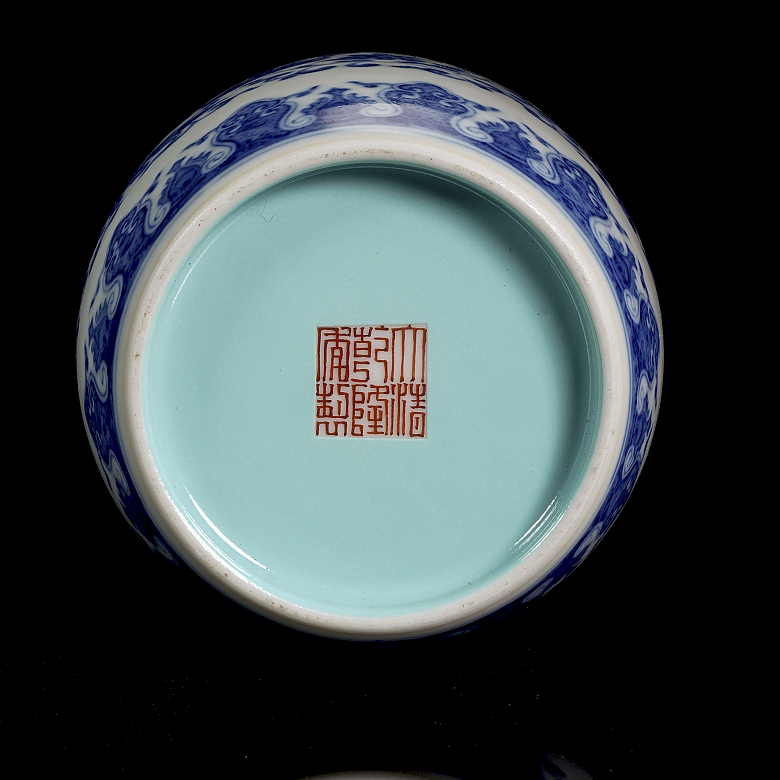 Glazed porcelain vase ‘Dragon’, with Qianlong seal