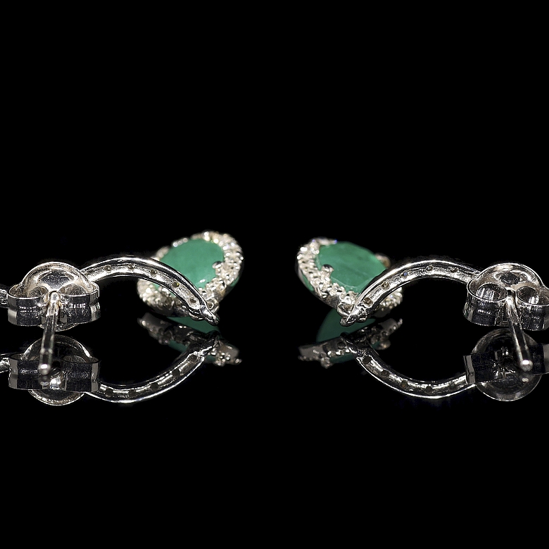 Pendientes de oro blanco de 18K con esmeraldas y diamantes