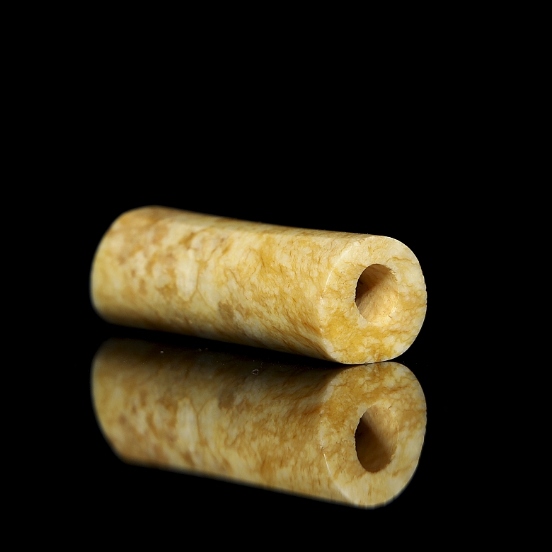 Colgante tubular de piedra tallada, estilo Zhou