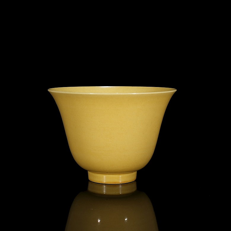 Cuenco de porcelana con esmalte amarillo, dinastía Ming
