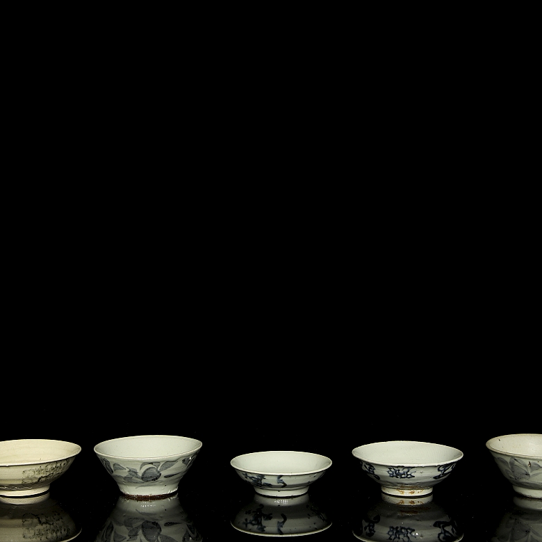 Cinco cuencos de cerámica esmaltada, dinastía Ming