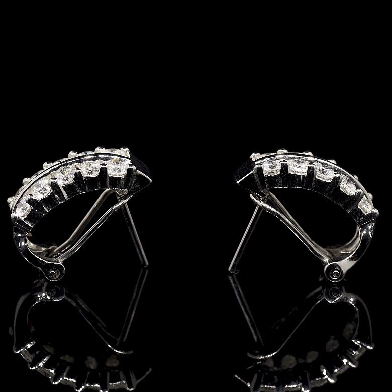 Par de pendientes en oro blanco de 18k y diamantes