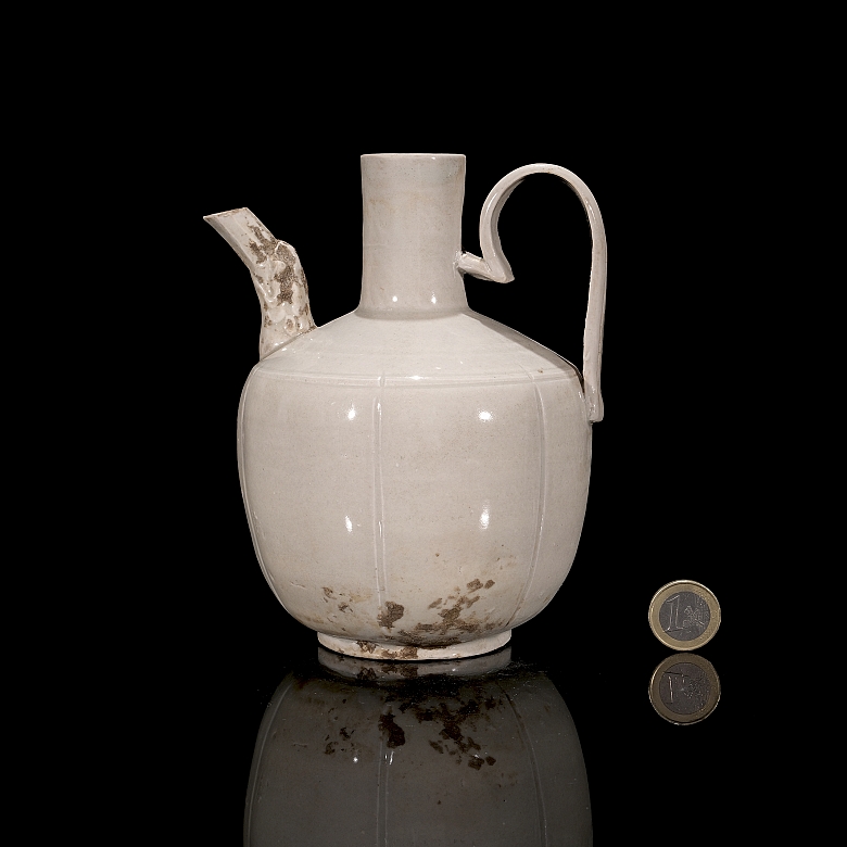 Ceramic jug with cream glaze, Ding kiln