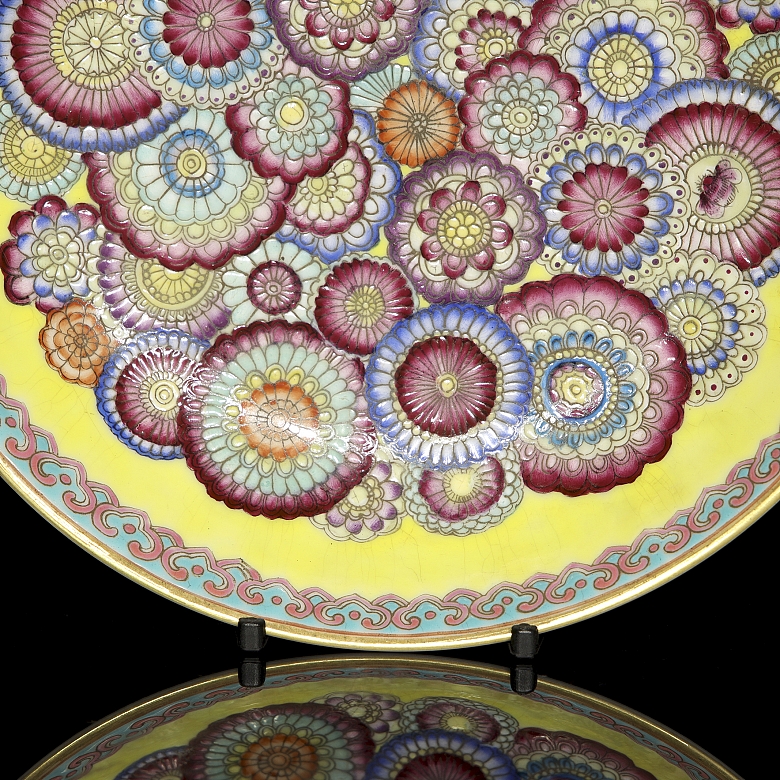 Fencai glazed porcelain plate ‘Flowers’, with Yongzheng mark - 2