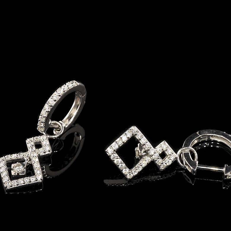 Pendientes colgantes en oro blanco de 18k y diamantes