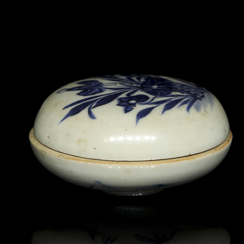 Caja de porcelana blanca y azul 