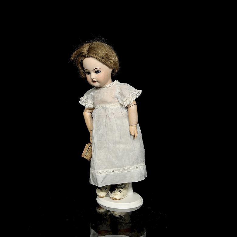 Muñeca de porcelana de formato de gabinete, Francia, c. 1910-1920