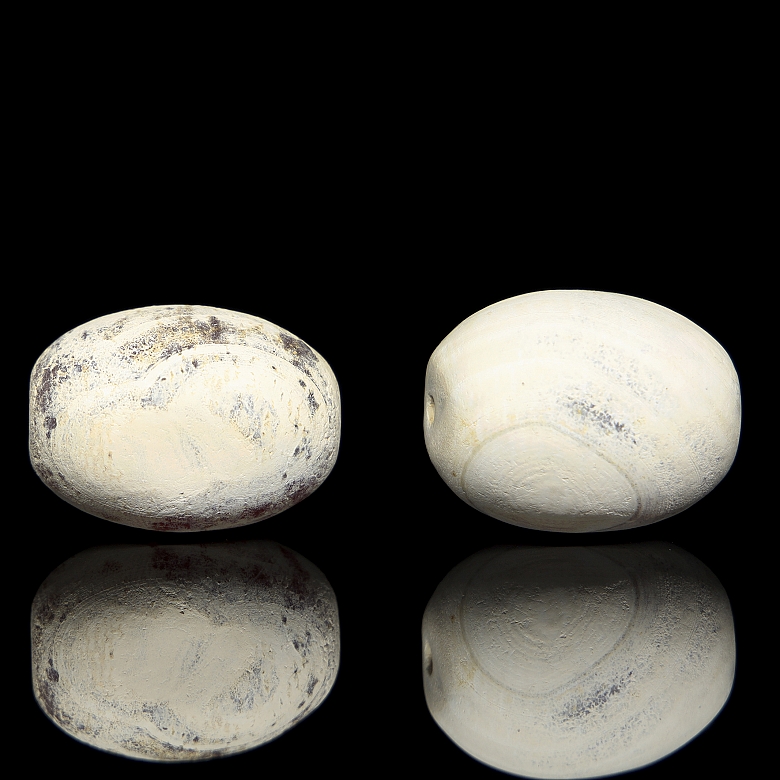 Four large carved stone beads, Qing dynasty