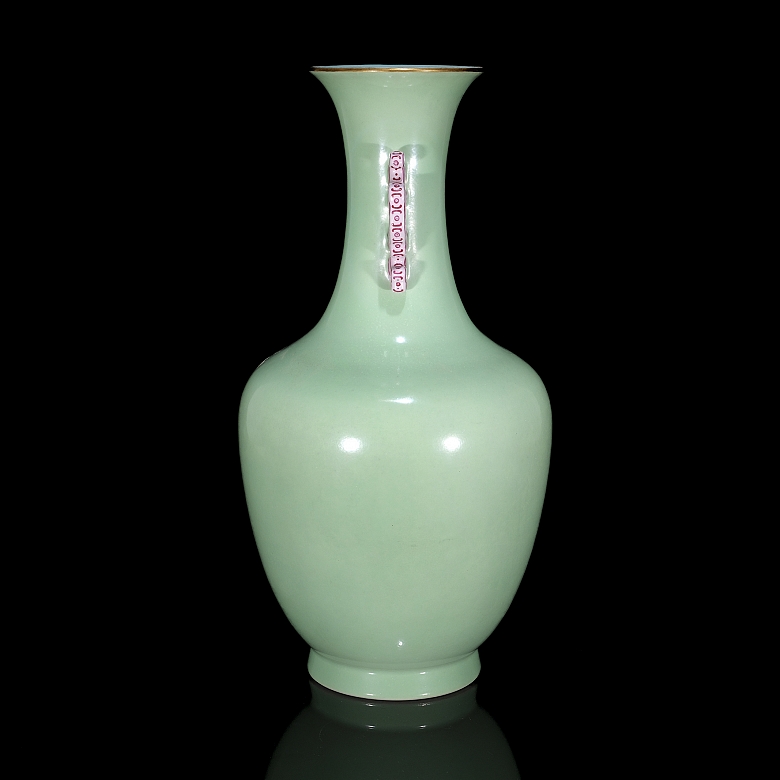 Jarrón de porcelana con esmalte celadón, dinastía Qing